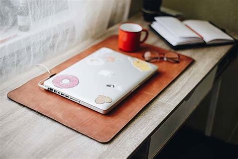 Handmade Felt and Leather Desk Mat | Gadgetsin