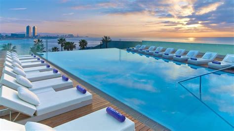 Los mejores hoteles de playa en Barcelona para disfrutar este verano