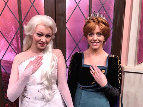 PHOTOS: Anna and Elsa Debut New "Frozen 2" Costumes at Character Close ...