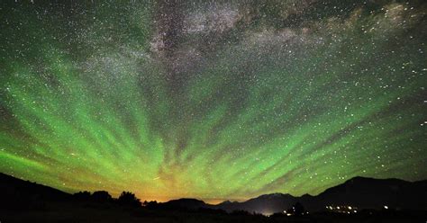 Photographer Captures Beautiful Aurora-Like 'Airglow' in the Night Sky ...