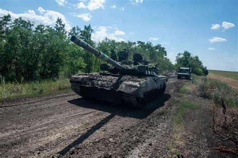 Ukrainian defenders use a very rare Russian T-80UK commander tank ...