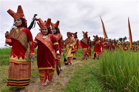 Suku Minangkabau; Menilik Tradisi, Budaya Matriarki, dan Adat Merantau ...