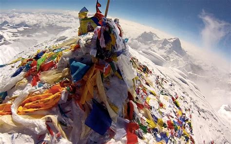 The summit of Mount Everest, littered with flags from climbers. : pics ...