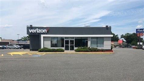 Take a Tour of the 3 Largest Verizon Stores in Springfield MA