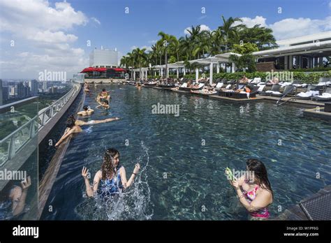 Marina Bay Sands , Infinity pool, Roof Terasse, Marina Bay, Singapore ...