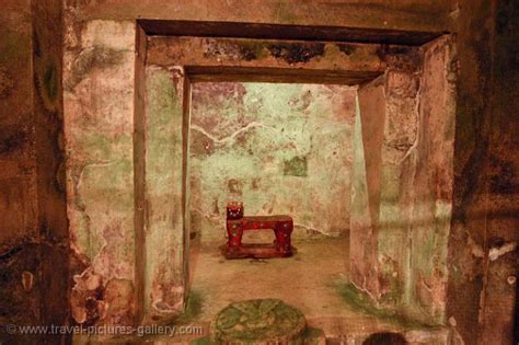 Pictures of Mexico - Chichen Itza-0017 - the Jaguar throne inside El ...