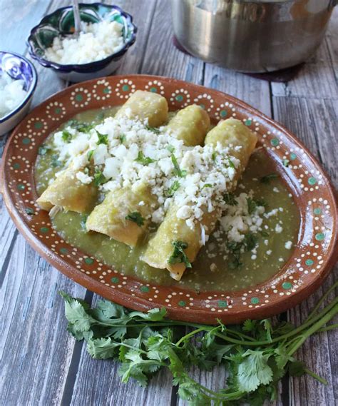 Enchiladas Verdes de Pollo - Mamá Maggie's Kitchen