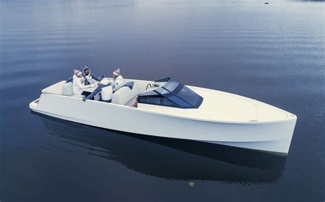 Q30 is a Gorgeous Full-Electric Boat from Finland