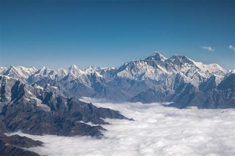 Mount Everest Aerial View - Fotografie stock e altre immagini di ...