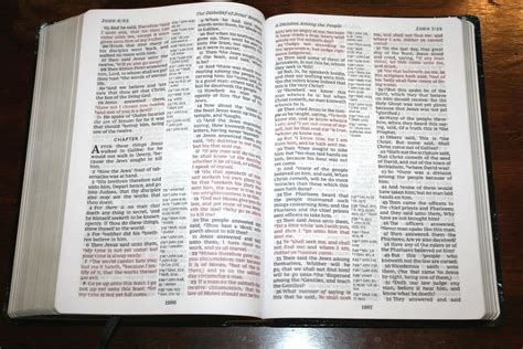 Thomas Nelson Giant Print KJV Reference Bible - Review - Bible Buying Guide