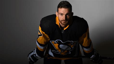 NHL: Pittsburgh Penguins presta tributo a Adam Johnson