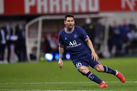 Lionel Messi makes his PSG debut and fans went nuts (Video)