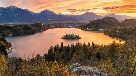 Elevated view of lake Bled at sunrise, Upper Carniola, Slovenia ...