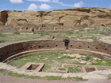 File:Chaco Canyon Chetro Ketl great kiva plaza NPS.jpg - Wikimedia Commons