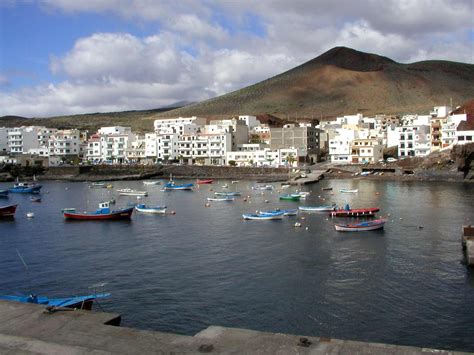 Continuous earthquake activity recorded in El Hierro volcano -- Earth ...