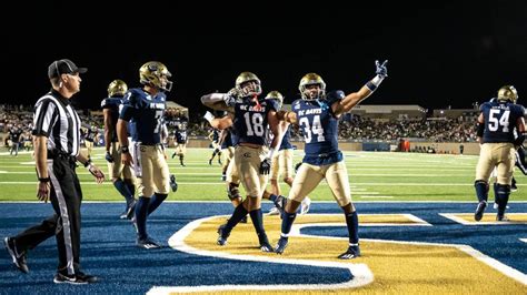 Record crowd watches UC Davis win its season opener | Sacramento Bee