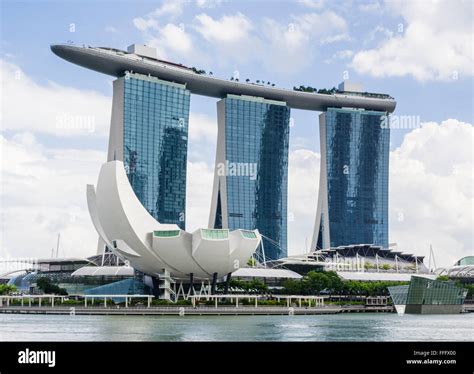 Marina Bay Sands and the ArtScience Museum at Marina Bay, Singapore ...