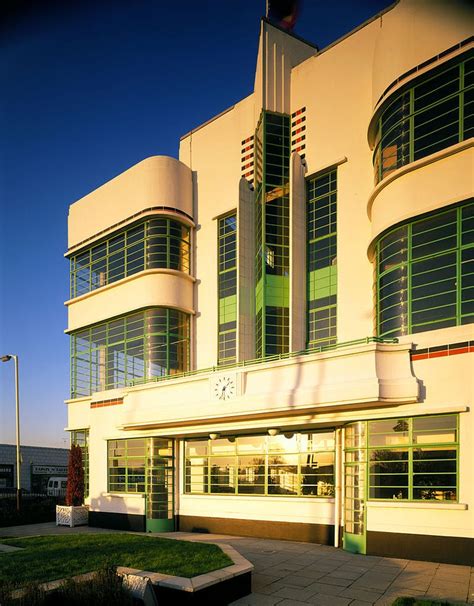 20 Art Deco Architecture Pictures - Examples of Art Deco Buildings