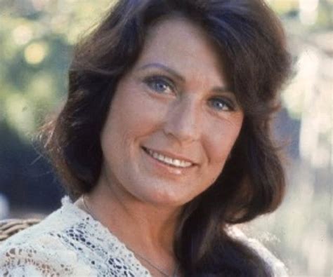 Loretta Lynn Biography - Facts, Childhood, Family Life & Achievements