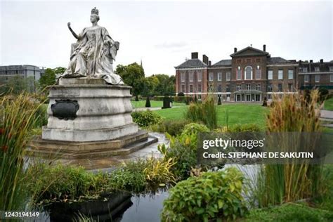 Kensington Palace Gardens Photos and Premium High Res Pictures - Getty ...