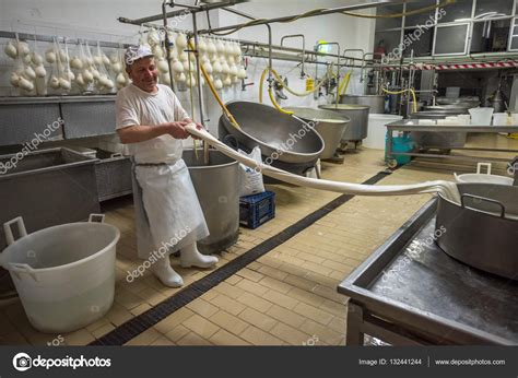 Caciocavallo cheese making – Stock Editorial Photo © javarman #132441244