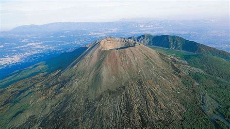 US tourist falls into Mount Vesuvius after taking selfie - ABC News