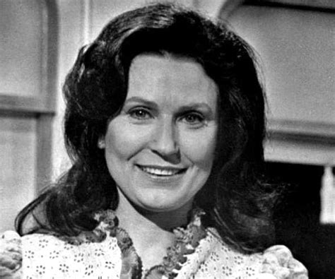 Loretta Lynn Biography - Childhood, Life Achievements & Timeline