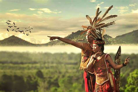 Tradisi Suku Dayak Sebelum Berperang Foto Okezone Infografis | The Best ...