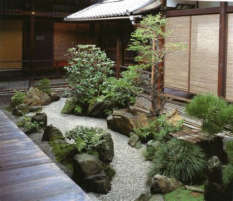 Japanese Courtyard Gardens by Katsuhiko Mizuno