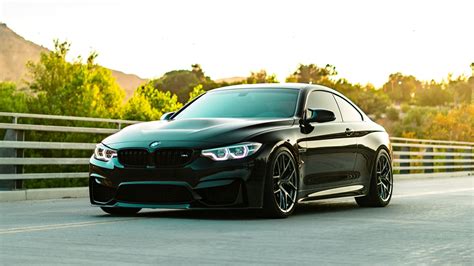 BMW F82 M4 Coupe Sports Car - XFXWallpapers