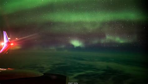 Photographer Captures Striking Time-Lapse of Aurora Borealis From Plane ...