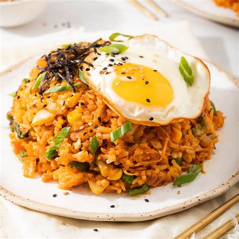 Kimchi Fried Rice (Kimchi bokkeumbap 김치볶음밥) | Recipe | Kimchi fried ...