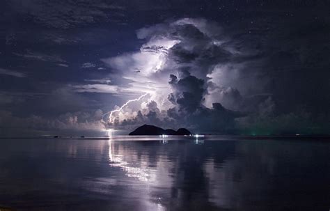 Lightning Storm in the Sea | Lightning storm, Lightning photos, Storm ...