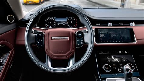 2020 Range Rover Evoque interior red driver seat - Motor Trend en Español