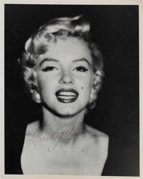 Lot - MARILYN MONROE SIGNED PHOTO WITH COA