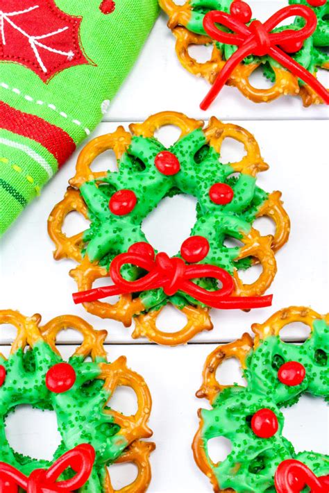 Festive Chocolate Pretzel Wreaths! ⋆ Brite and Bubbly