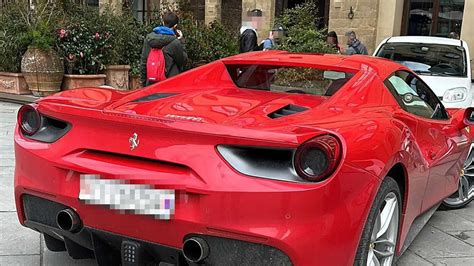 Multazo para este turista por meterse con su Ferrari donde no debía