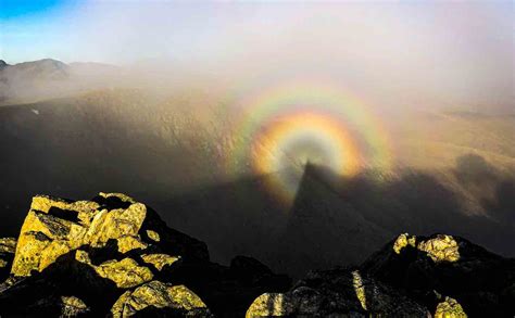 Hiker Captures Stunning ‘Rainbow Halo’ Phenomenon Atop English Mountain ...