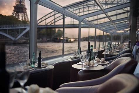 Paris: Seine River Sightseeing Cruise with 3-Course Dinner 2024