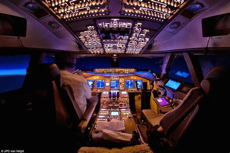 Pilot captures the boeing 747's cockpit and astonishing views outside ...