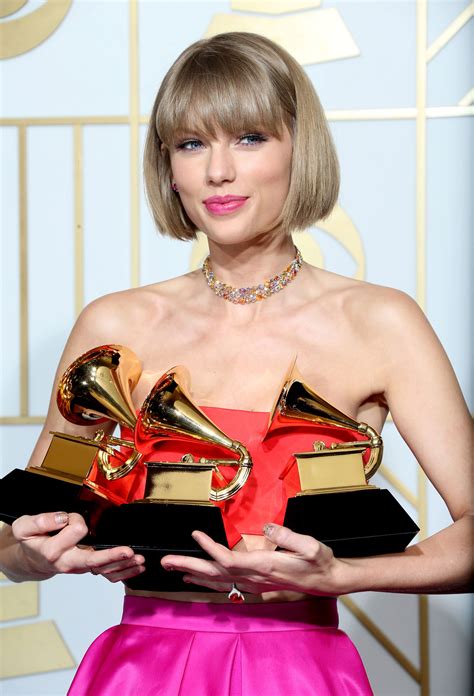 Taylor Swift 58th GRAMMY Awards 4 - Satiny