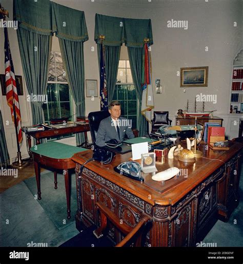 John f kennedy desk oval hi-res stock photography and images - Alamy