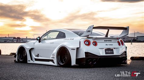 Liberty Walk Reveals Super Wide Nissan GT-R Silhouette Body Kit ...