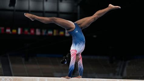 Simone Biles alters balance beam routine, wins Olympic bronze