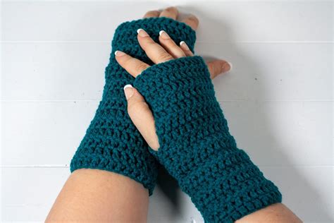 Beginner Crochet Fingerless Mitts Pattern - Winding Road Crochet