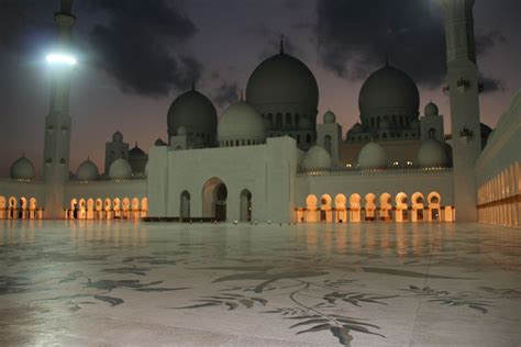 Grand Mosque at night Grand Mosque, Abu Dhabi, Taj Mahal, Grands, Woman ...