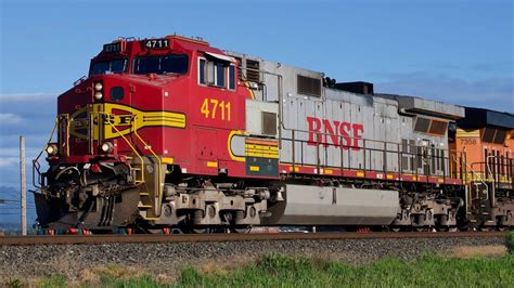 BNSF Santa Fe Warbonnet Locomotives - YouTube