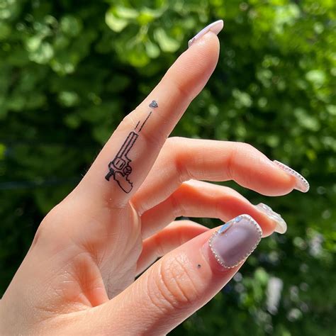 54 Great Finger Tattoo Ideas You Will Instantly Love - Hairstylery