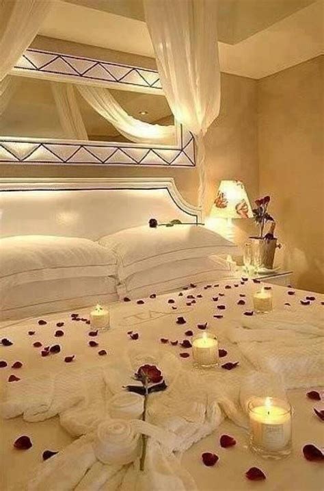 Romantic candlelit bedrooms | Valentine bedroom decor, Romantic room ...