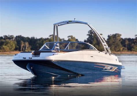 Deck Boat Manufacturers & Brands: A Comprehensive List of the Best